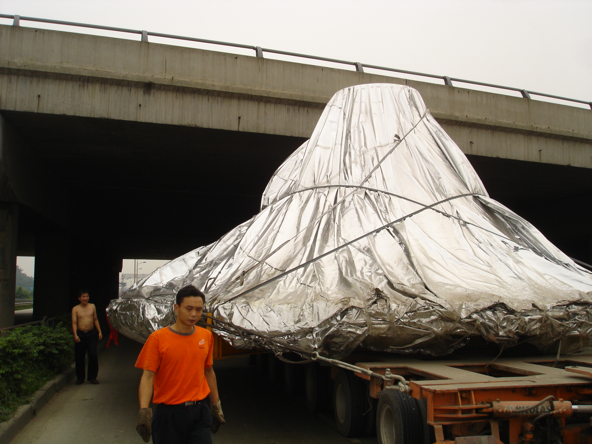 三峡水轮机转轮上冠装车运输